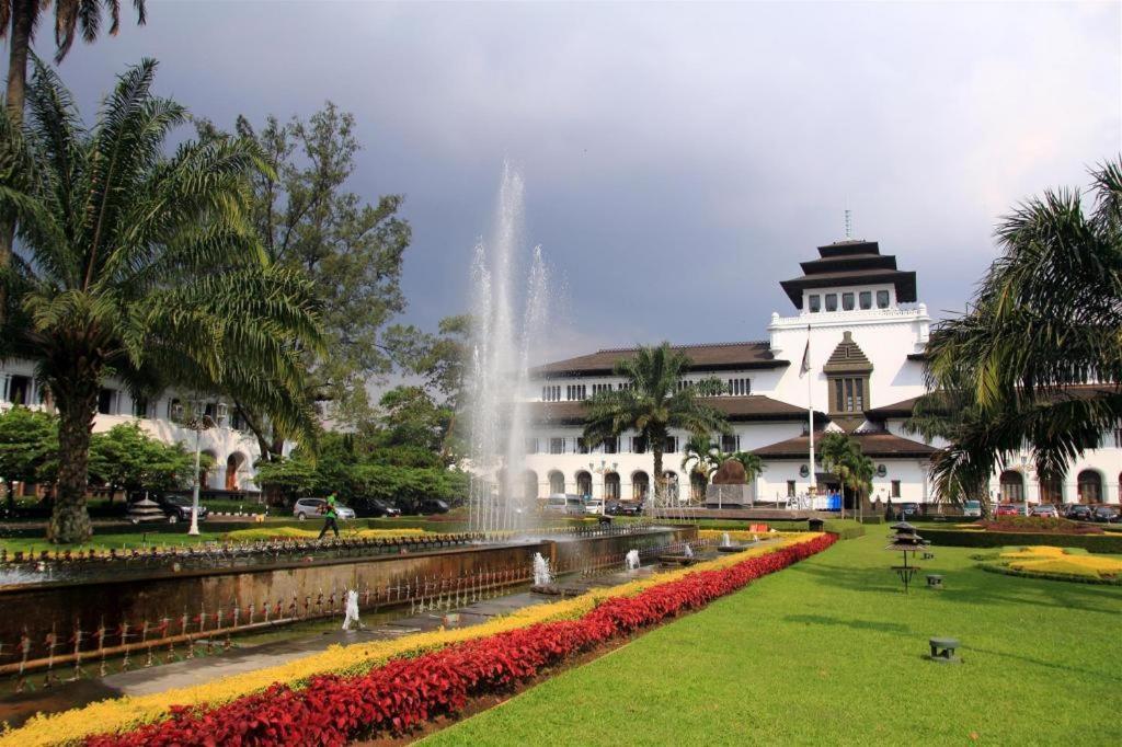 Kollektiv Hotel Bandung Exterior photo